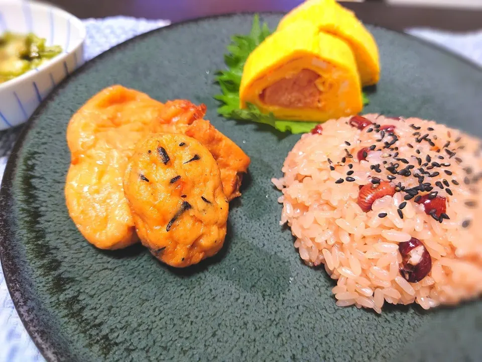 Snapdishの料理写真:★昨夜の夕飯★
☆お赤飯(母作)
☆がんもと油揚げの煮物
☆明太子入り卵焼き
☆オクラの糠漬け|☆Chieco☆さん