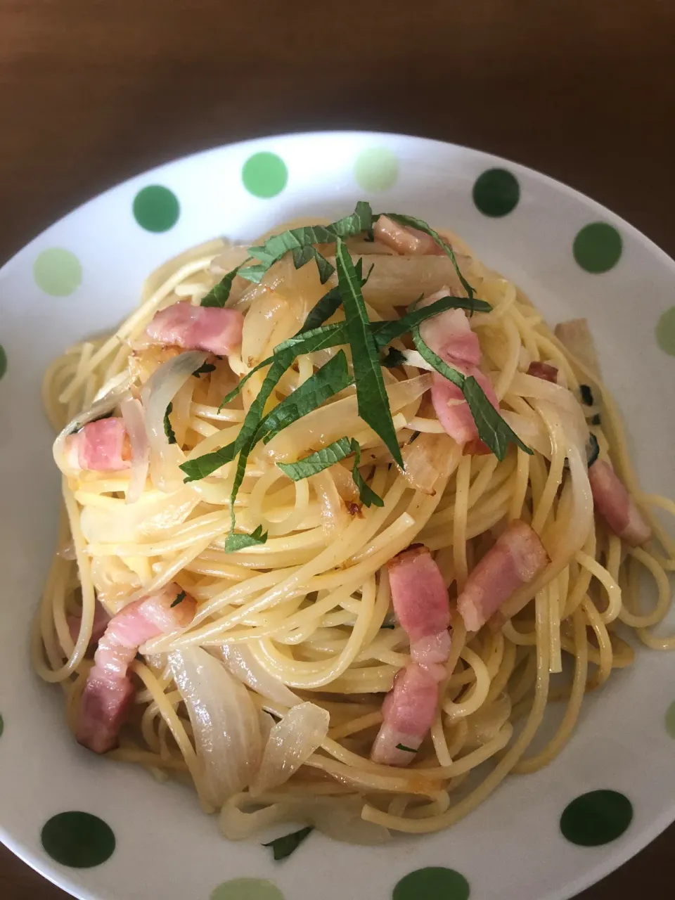 Snapdishの料理写真:タマネギとベーコンのオイルパスタ青じそを添えて|masaさん