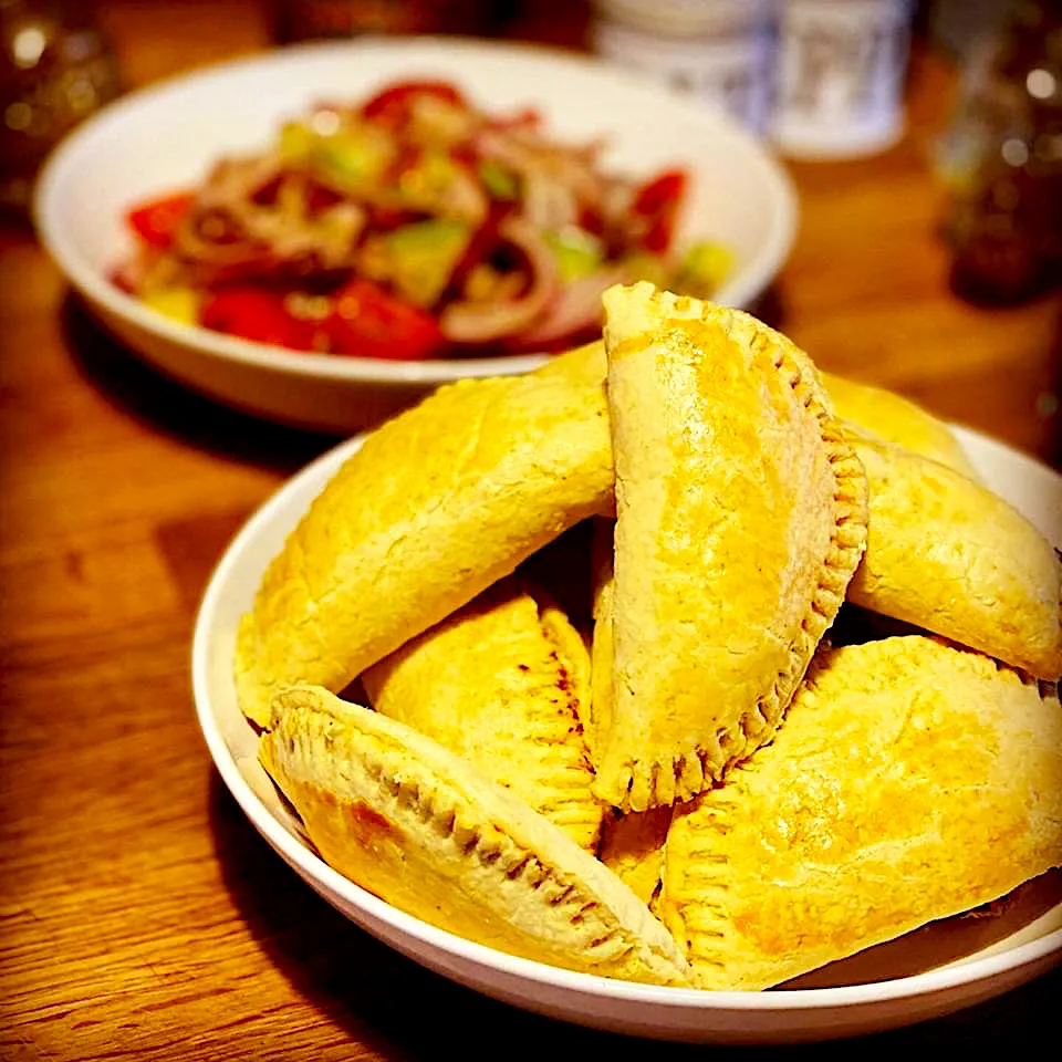 Chicken & Bacon Spicy Curry Potato Pasties  Homemade this morning thought I would try to make quickly with Avocado&Red Onion Tomato Salad with Balsamic &olive O|Emanuel Hayashiさん