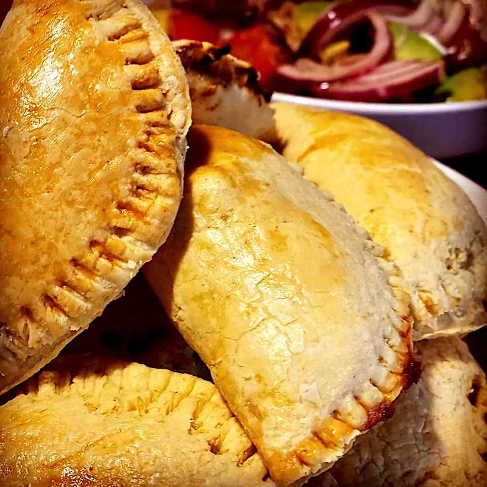 Chicken & Bacon Spicy Curry Potato Pasties  Homemade this morning thought I would try to make quickly with Avocado&Red Onion Tomato Salad with Balsamic &olive O|Emanuel Hayashiさん