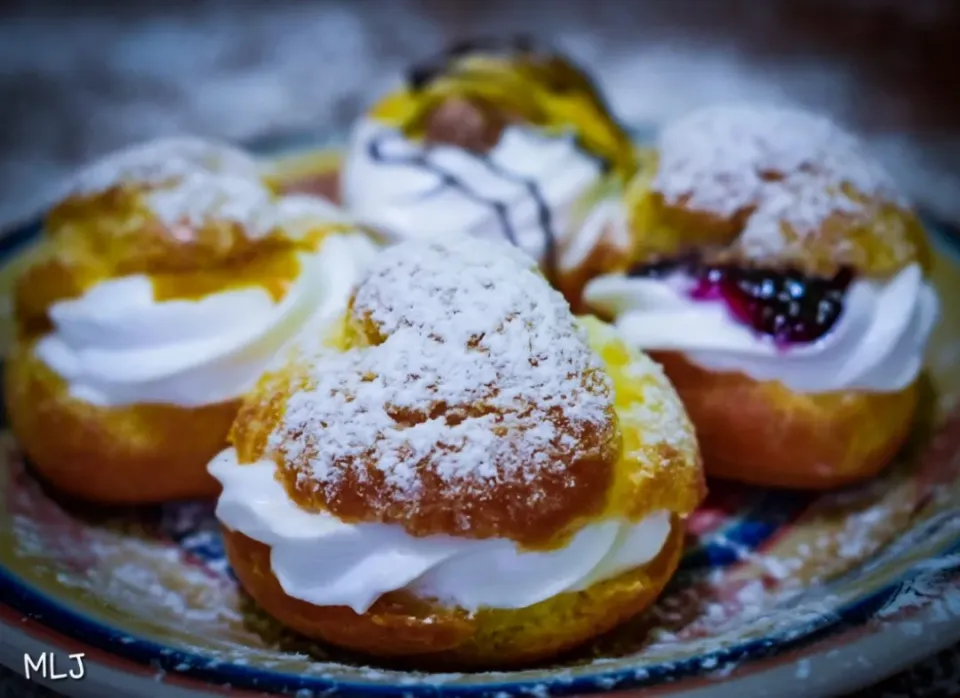 Cream puffs stuffed with blueberry, chocolate mousse, salted caramel, or whipped cream. 😋 Choose your weapon! 😅|Just Margaretteさん