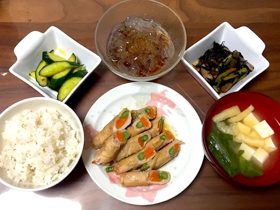 野菜の肉巻き 豆腐と青菜の味噌汁 ひじきの煮物 ところてん きゅうりのピリ辛和え|おさむん17さん