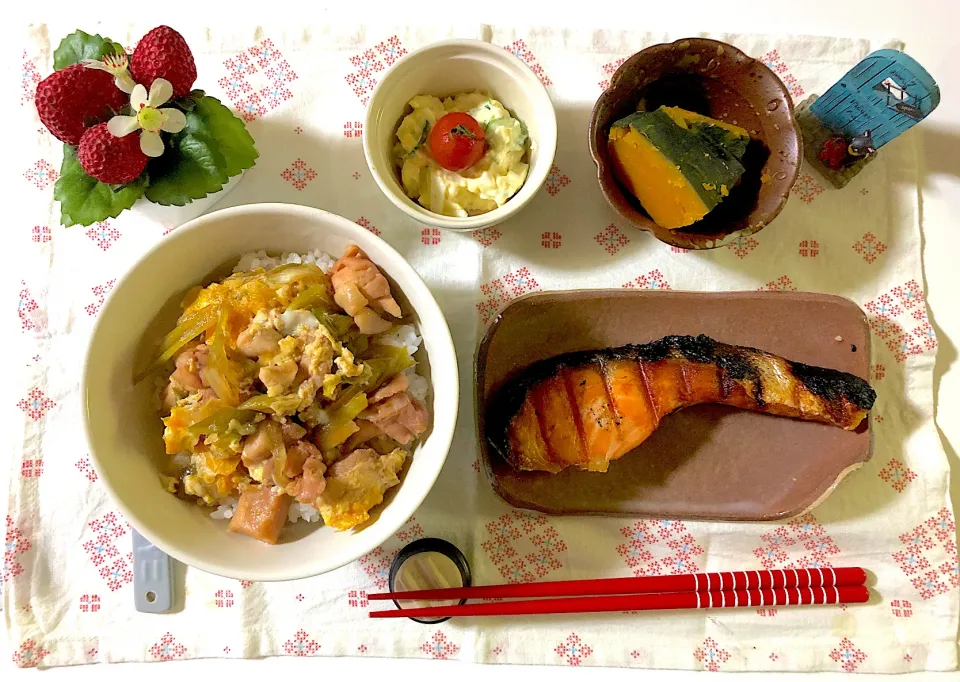 親子丼、焼き鮭、かぼちゃの煮付け、ポテトサラダ|syamさん