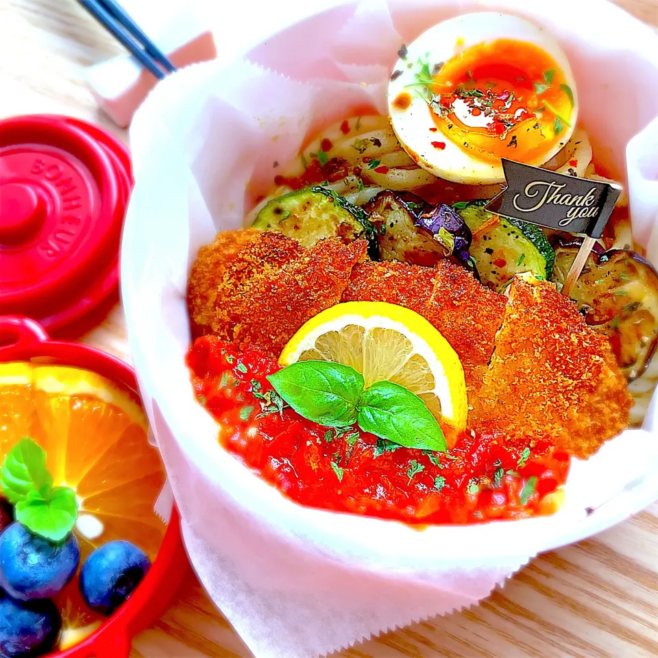 S&Bのスパイス混ぜ麺 スパイシーカレー冷やしうどん🍛チーズ入りチキンカツ🧀🍗トマトソース🍅弁当🍱|Naoさん