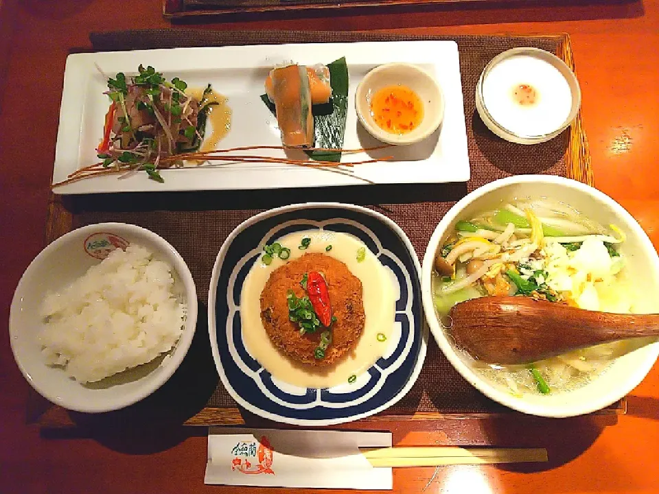 Snapdishの料理写真:#帆立貝柱の豆腐コロッケ～豆乳ゴマクリームソース
#ローストポークとレンコンの和風ソース
#スモークサーモンの生春巻き
#五目野菜のフォー

#金魚蘭|∞aya∞さん