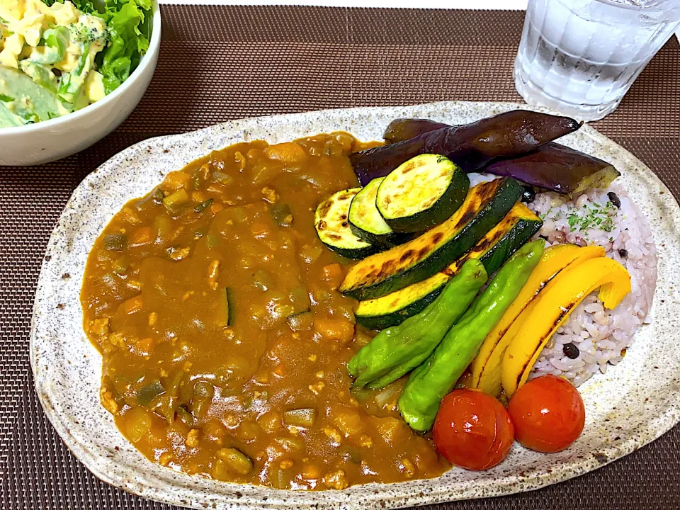 夏野菜カレー　ブロッコリーと卵のサラダ|momococoさん