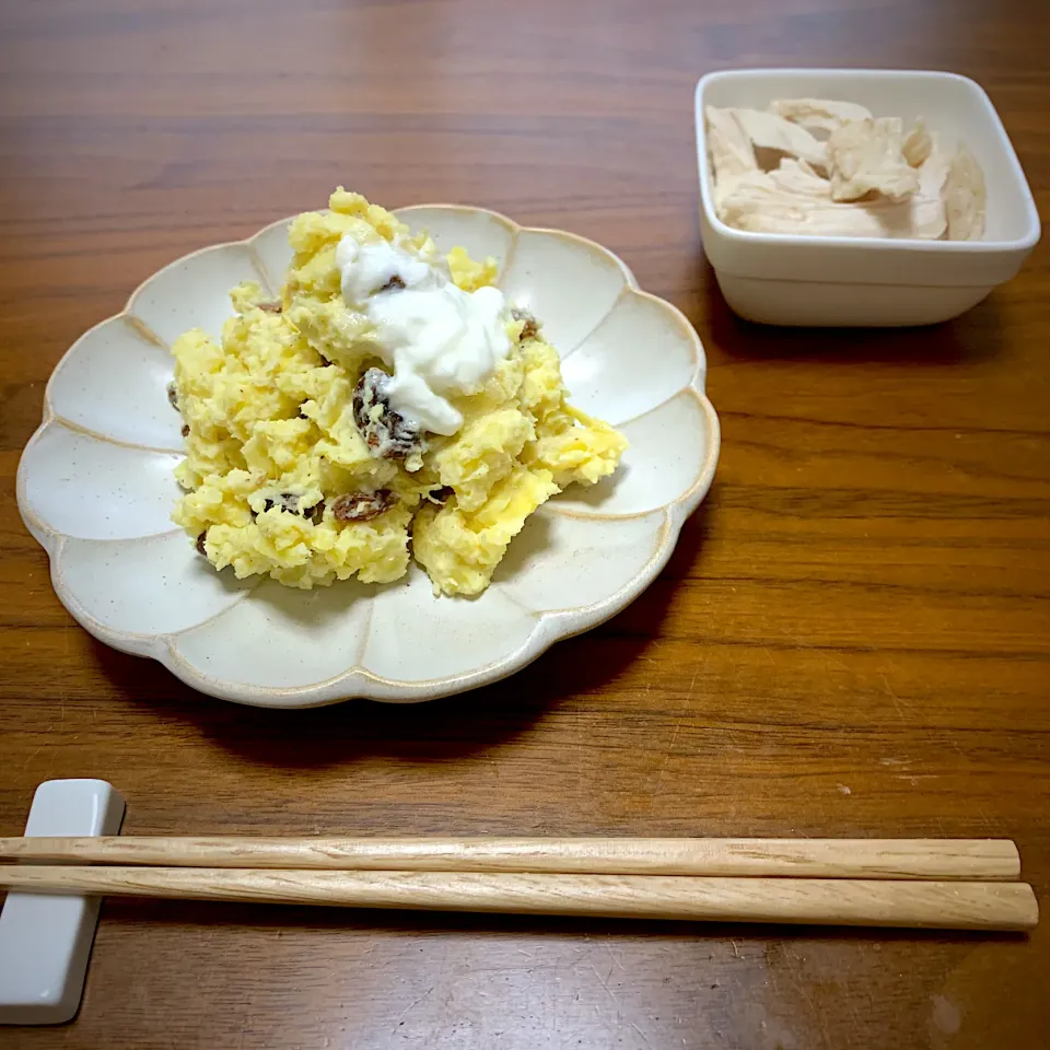 Snapdishの料理写真:さつまいもとレーズンのヨーグルトサラダ、チキンサラダ|marukoさん