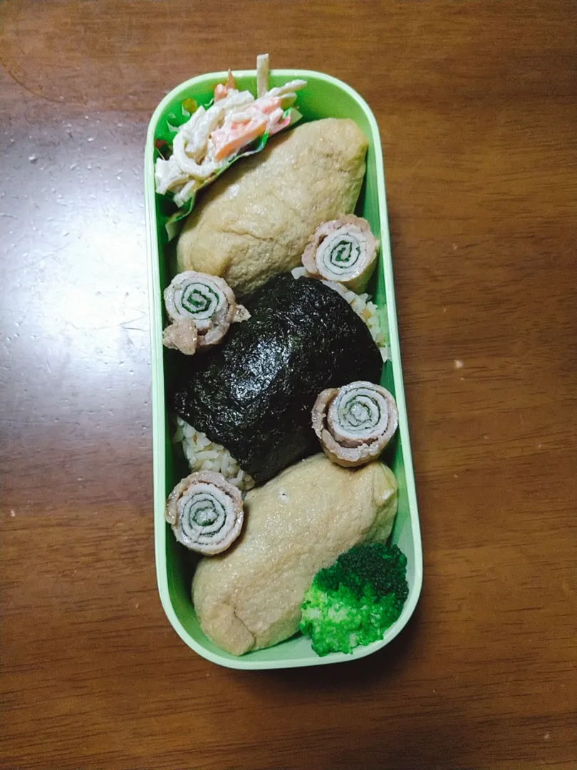 Snapdishの料理写真:舞茸の混ぜご飯稲荷&おにぎりと豚肉の紫蘇巻き弁当|ゆっきーさん