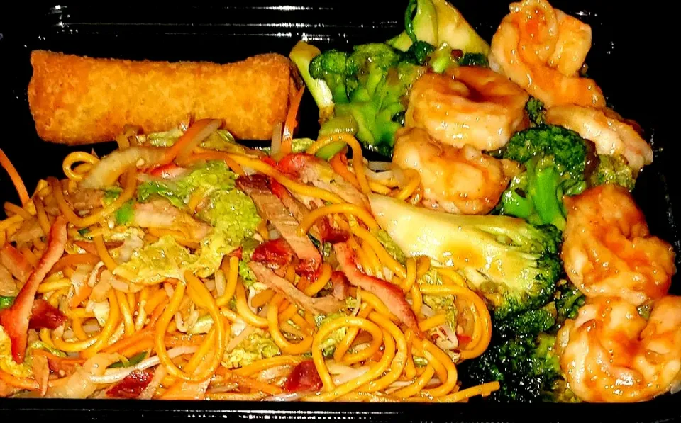 Broccoli 🥦 & Shrimp 🍤, Pork Chow Mein and egg roll|Kekeさん