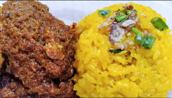 Snapdishの料理写真:Chicken Rendang with Tumeric Glutinous Rice|Harlina  (Malaysia)さん