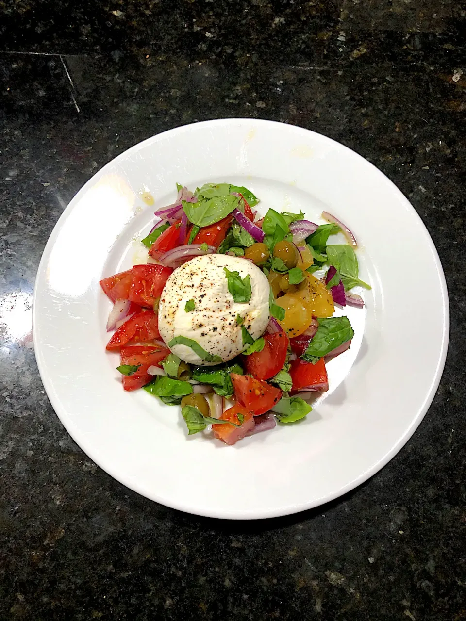 Burrata with basil, onions and tomatoes|ernest ristiさん