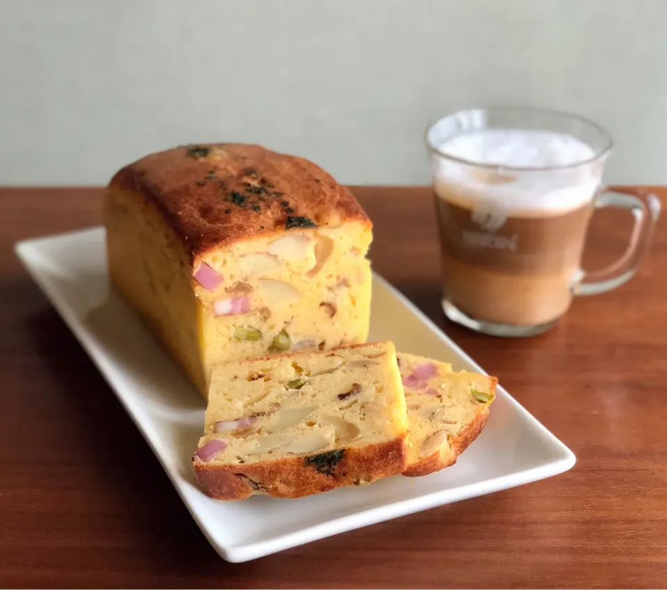 Snapdishの料理写真:ケークサレ&カプチーノ　　　　　　　　　Cake sale and cappuccino|マユマユさん