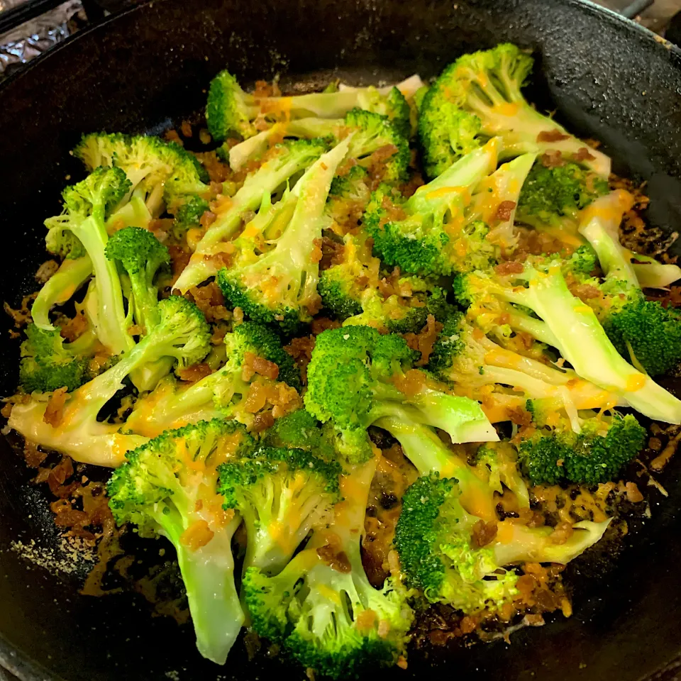 Steamed Broccoli 🥦 with Parmesan, Shredded cheese & bacon 🥓 bits|Alma's Home Kitchenさん