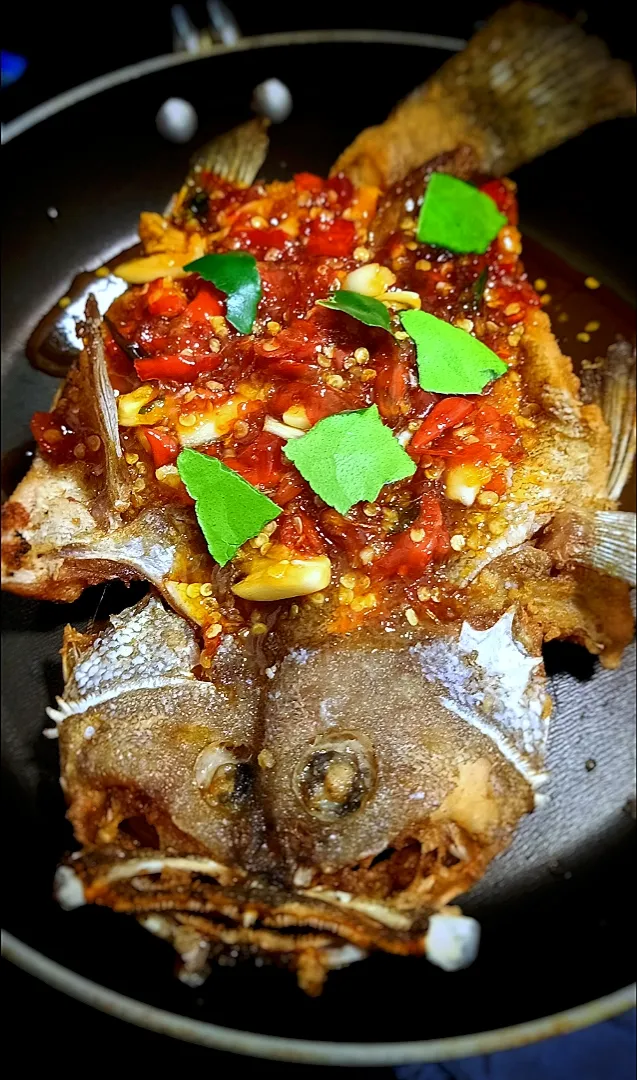 Snapdishの料理写真:Grouper topped with chili.|Aom Autsawadetさん