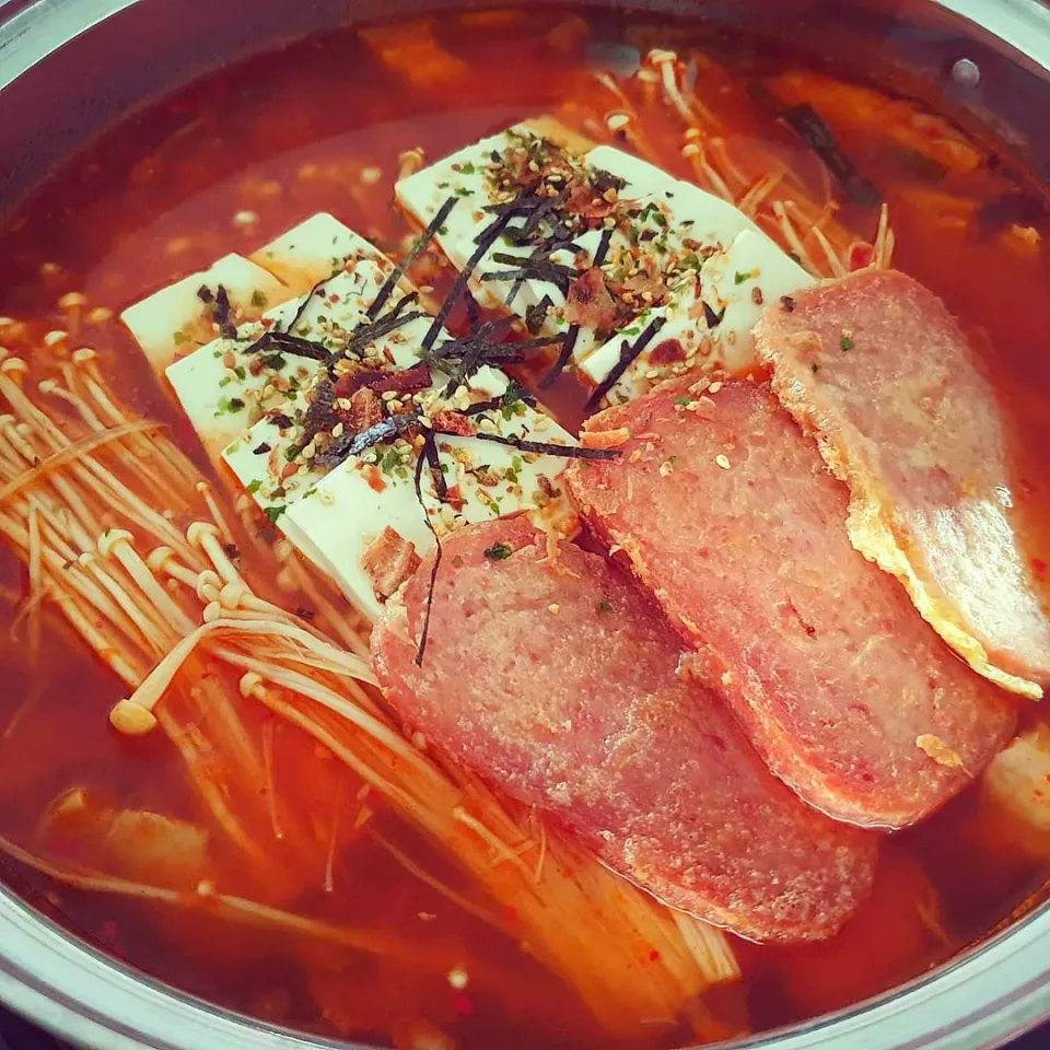 Snapdishの料理写真:Kimchi Hot Pot|envymaqueenさん