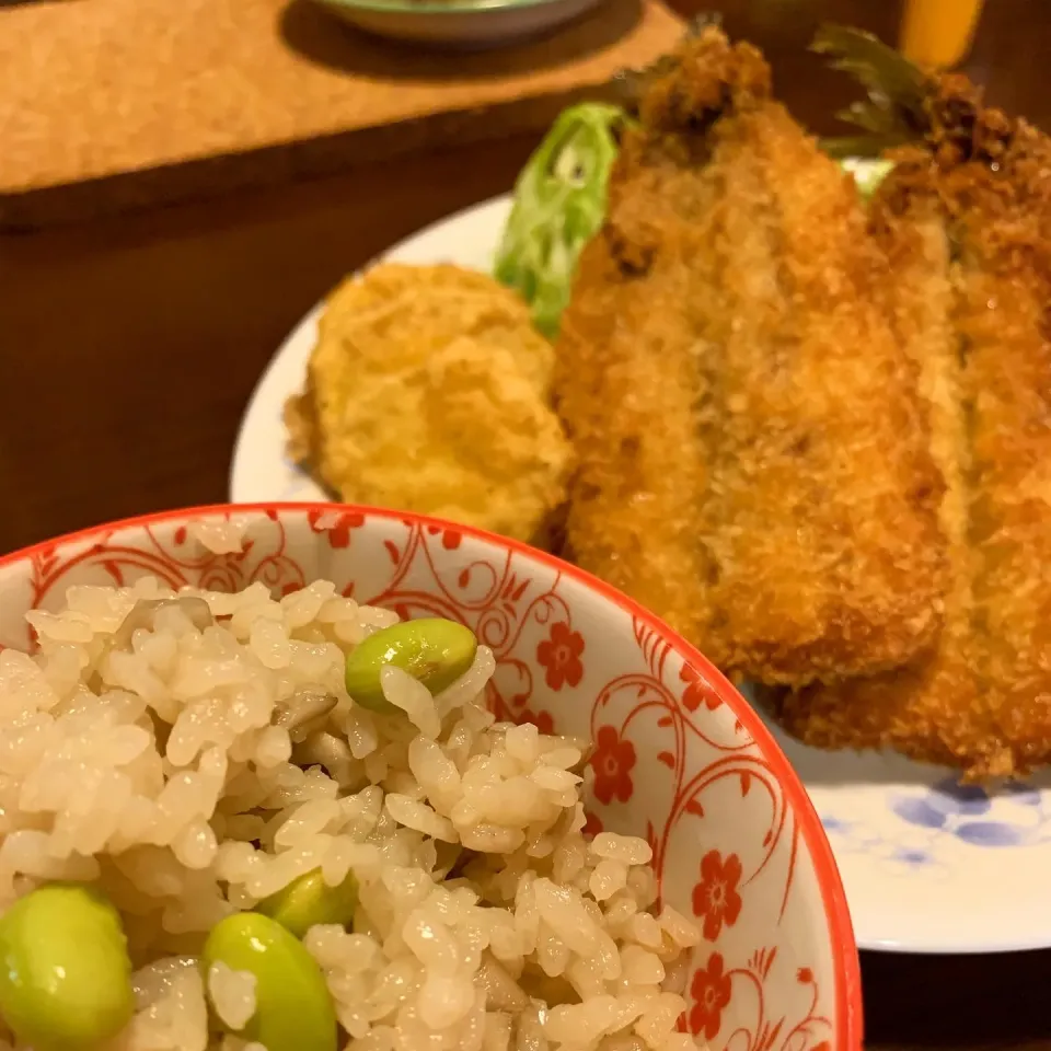 舞茸と枝豆ご飯🍚イワシフライ🐟|みっこちゃんさん