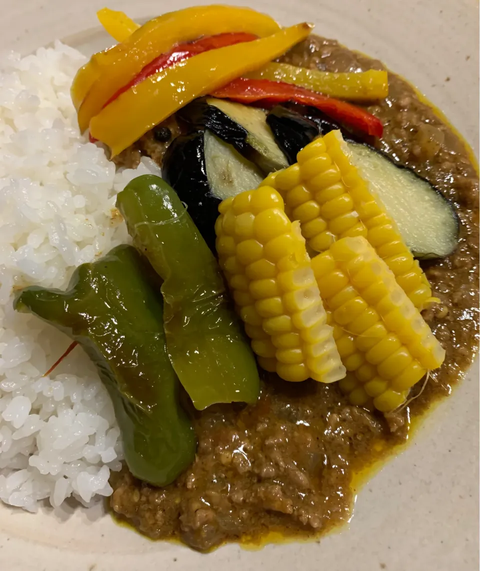 Snapdishの料理写真:夜ご飯〜❤️だしキーマカレー＆夏野菜のせ|ままごとキッチンさん