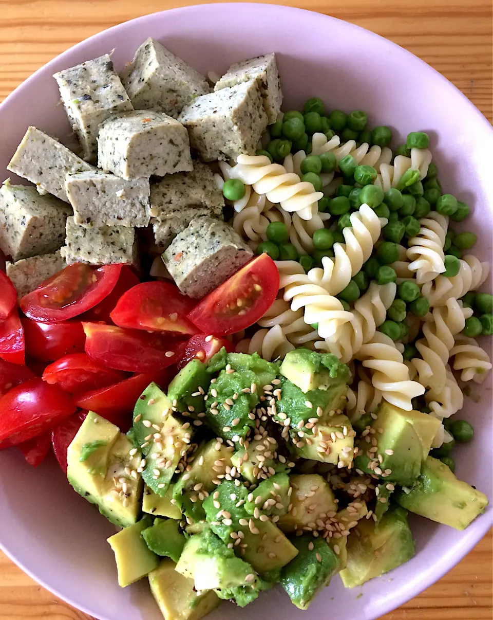 Pasta, peas, cherry tomatoes, avocado and basil tofu 🌿|MissYumYumさん