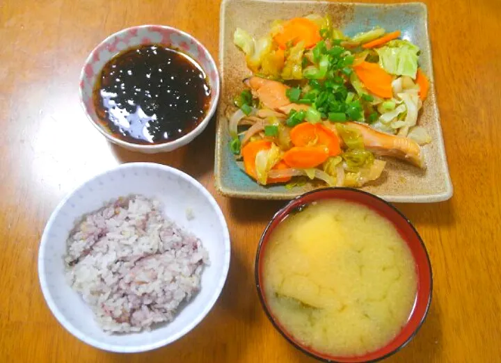 ６月２６日　塩鮭とキャベツの蒸し煮　もずく　豆腐とわかめのお味噌汁|いもこ。さん