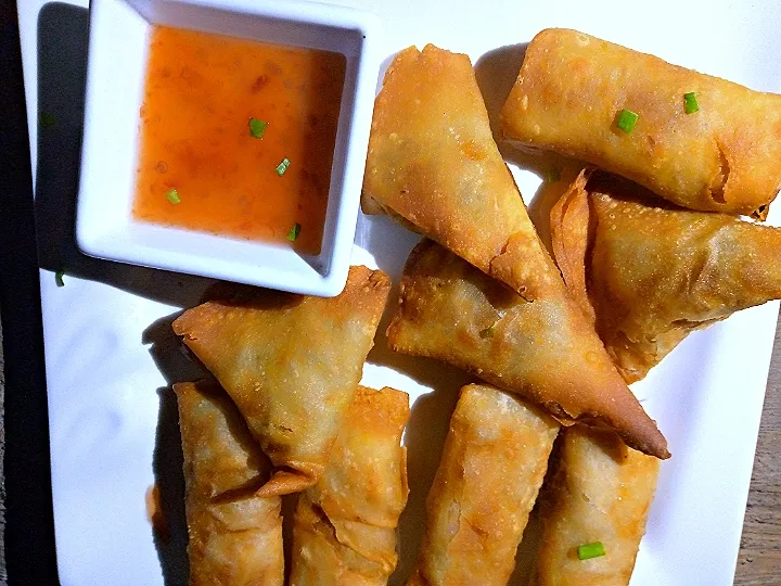 Snapdishの料理写真:Samosa And Spring Rolls|Lizhungerさん