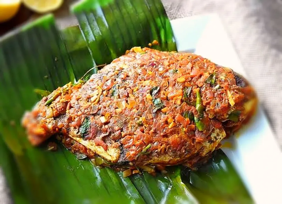 Meen Pollichathu

Ingredients :


For the Marinade:
Fish (Tilapia, Pearl spot, Pomfret, King fish, Salmon) : 1 no (Peferably karemeen/pearl spot,i have used til|mk recipe'sさん