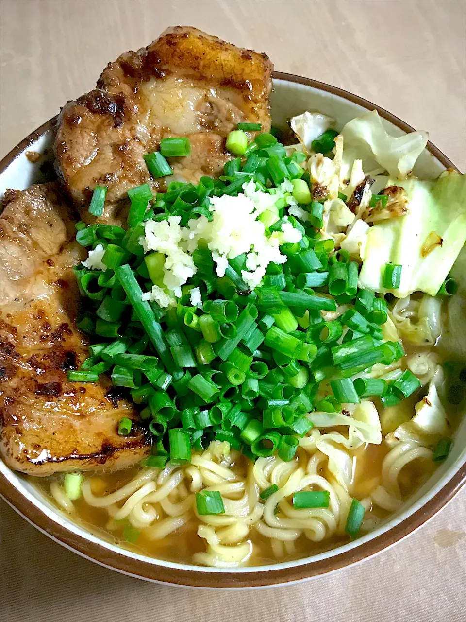 厚切りポークジンジャー八角風味のせ　袋麺（旨華楼中華そばごま油風味の効いた醤油味）|カピバラおやじさん