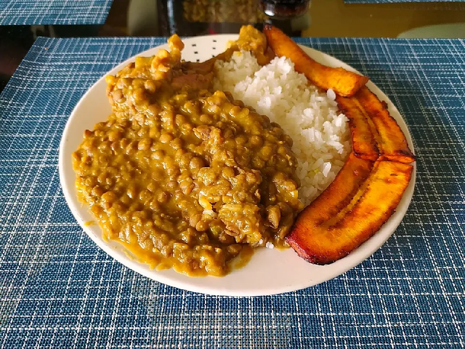 Lentils with chicken, rice and banana slices|Karl Nólatáriさん