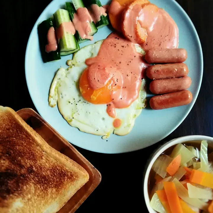 皿が渋滞気味な朝食|omotoさん