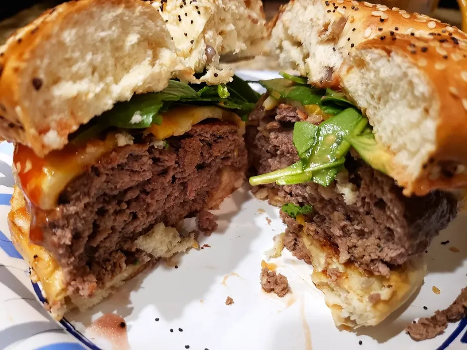 Homemade Bagel Cheeseburger|Matt Teers Newbie Kitchenさん