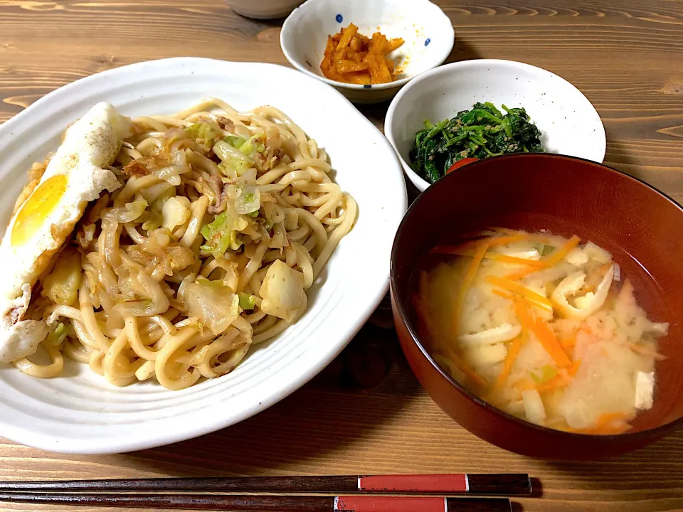 Snapdishの料理写真:焼きうどん、ほうれん草の胡麻和え、お味噌汁|mayanさん