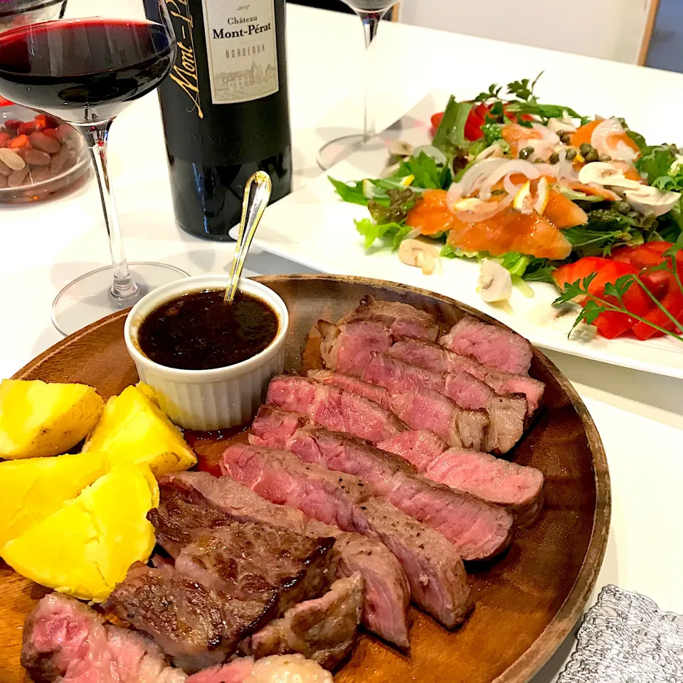 ビフテキ🥩とスモークサーモンのサラダ🥗➰🍷|ナムナムさん