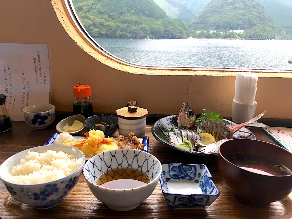 Snapdishの料理写真:めあじと天ぷらの定食🐟|buhizouさん