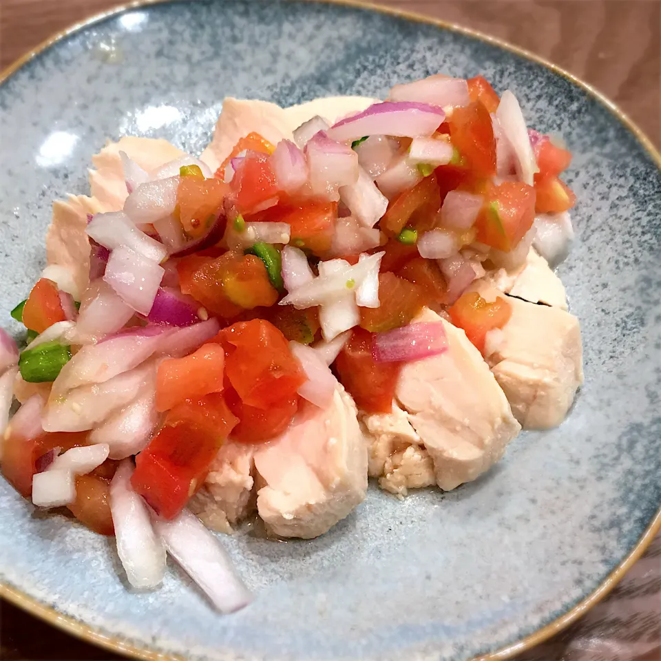 サラダチキンの具沢山サルサ乗せ🍅🐣|べべべさん