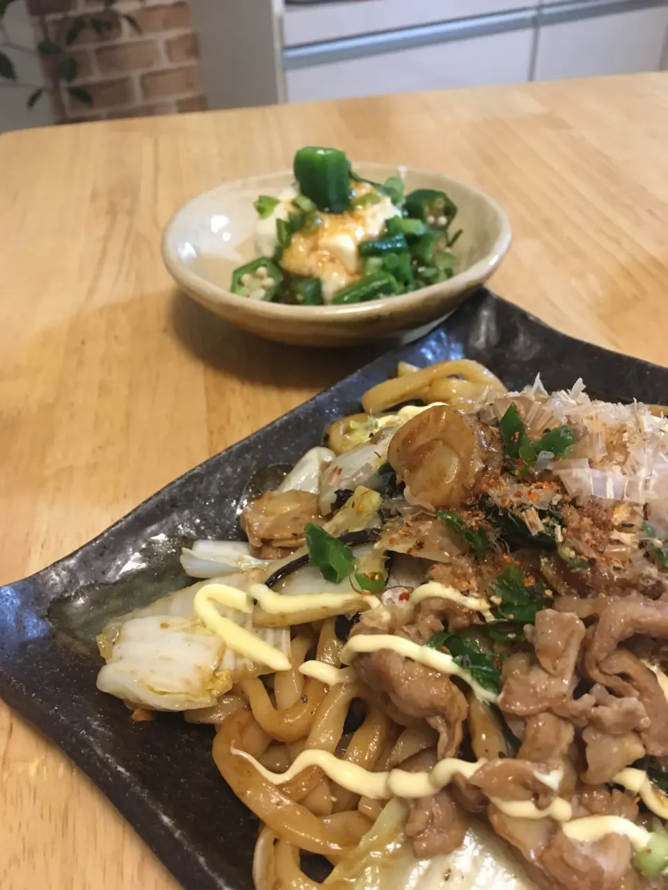 Snapdishの料理写真:お昼ご飯は焼うどん♡オクラとろろ梅ドレ冷奴ʕ͙•̫͑͡•ʔͦʕͮ•̫ͤ͡•ʔ͙|さくたえさん