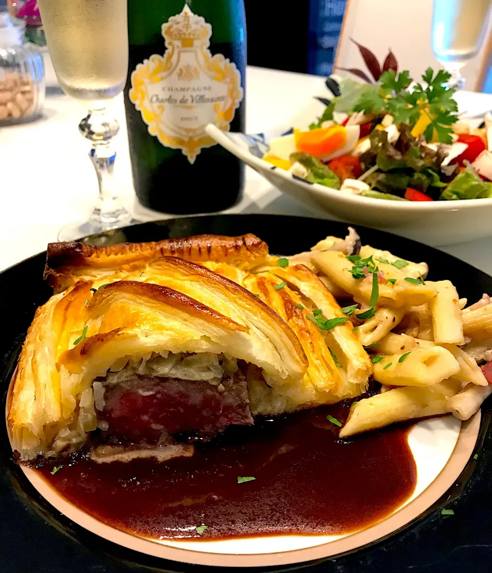 Snapdishの料理写真:牛肉のパイ包み焼き🥧➰🥂|ナムナムさん