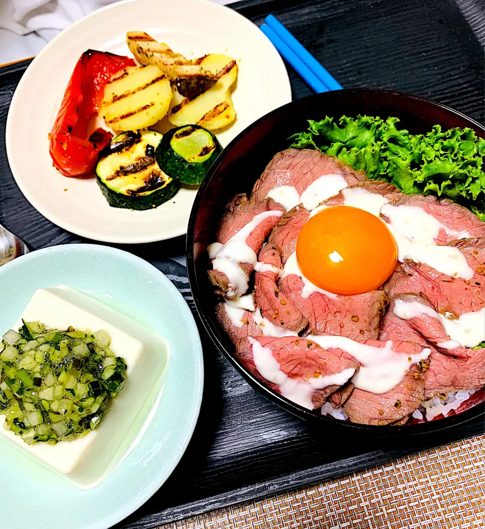 旦那のためのやぁ〜らかいローストビーフ丼🍖野菜のグリル。だしやっこ。|ちはるさん