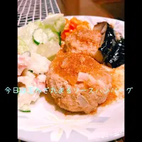 Snapdishの料理写真:玉ねぎ丸まるソースハンバーグ|ma..yuさん