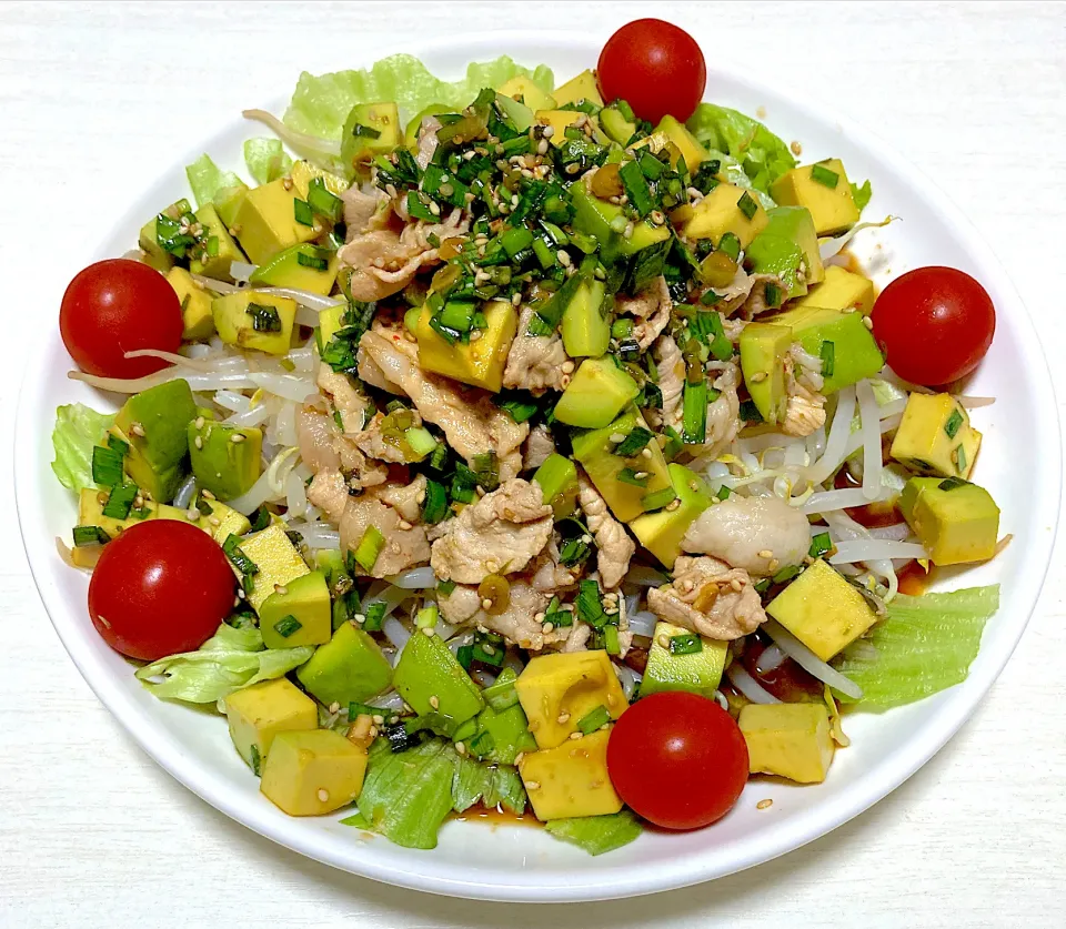 娘ちゃんの料理豚しゃぶもやしサラダ🥗アボカドのっけ❤️|かぴかぴさん