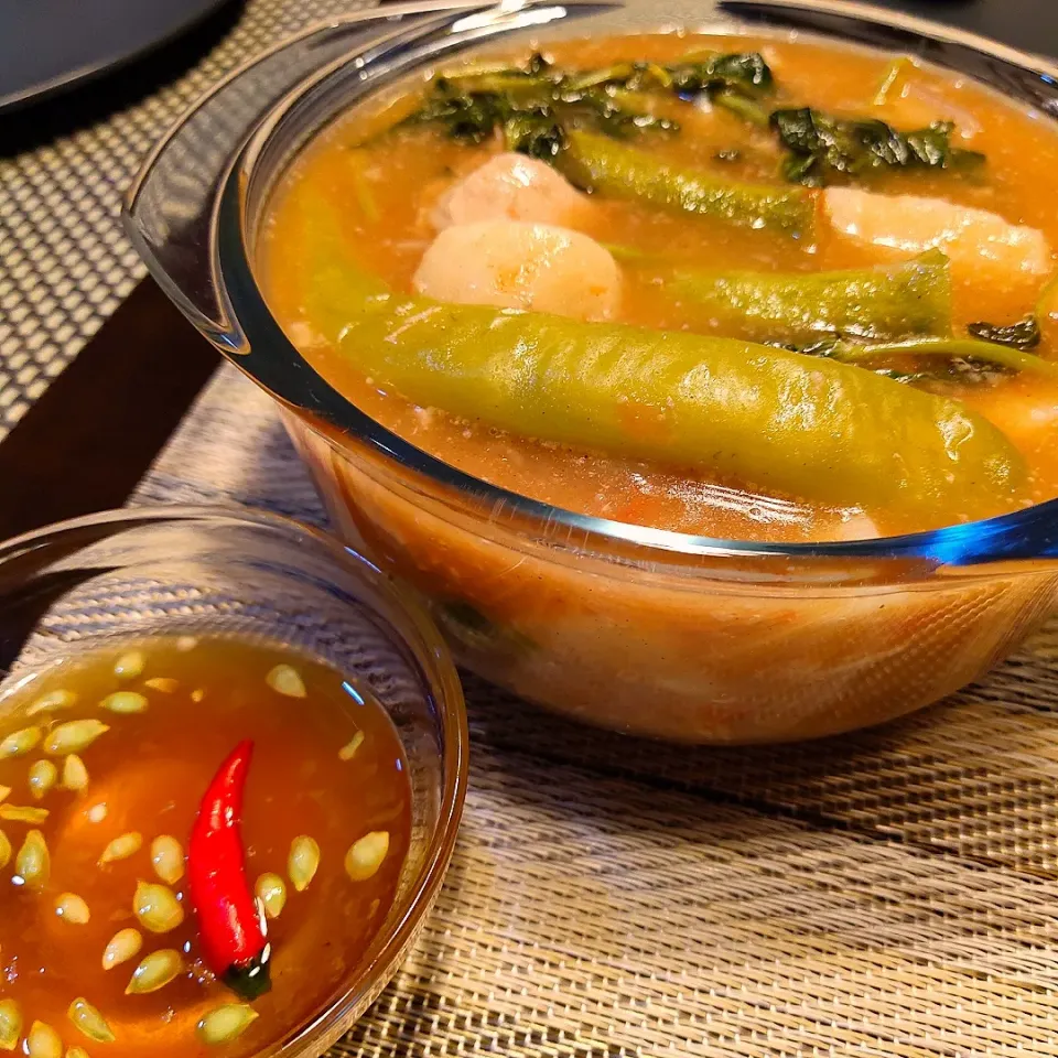 sinigang (pork in sour soup). Pair it with fish sauce/kalamansi dip. So yummy!!!!!!|shehphさん