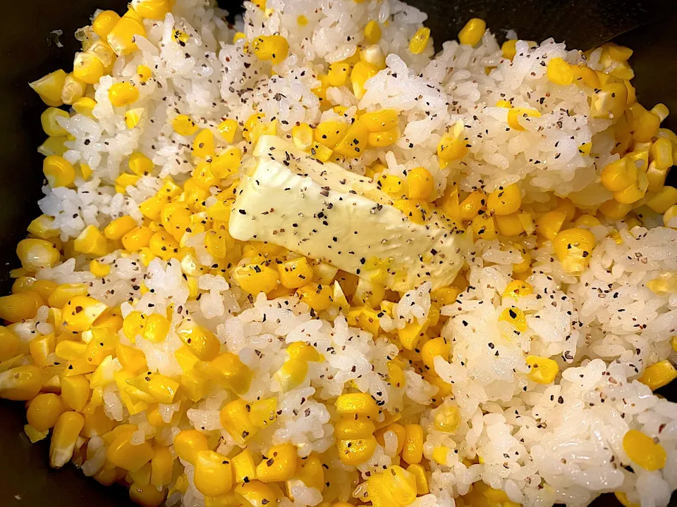 とうもろこしご飯🌽🍚　蒸らしも終わり、バターとブラックペッパーで。|yokoさん