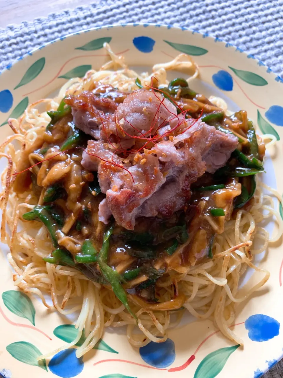 Snapdishの料理写真:青椒肉絲あんかけ焼きそば（豚肩ロース焼きのせ）|marioさん