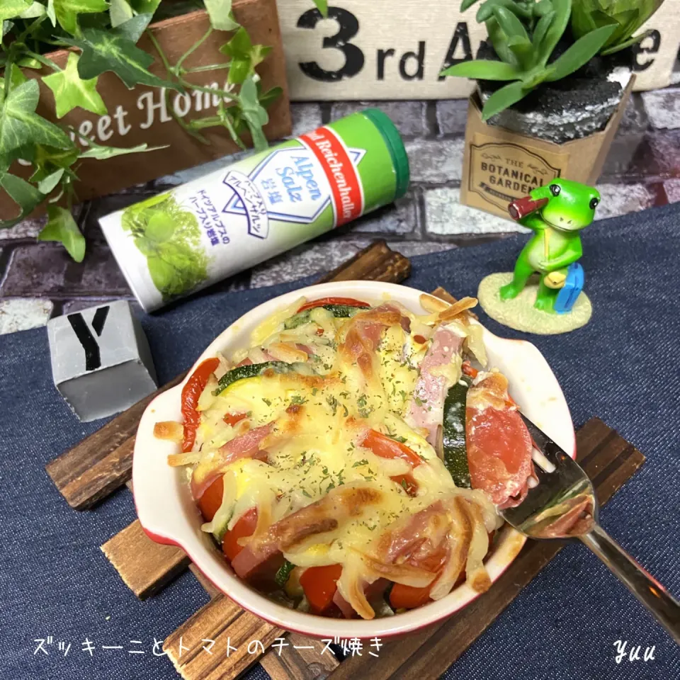 Snapdishの料理写真:6/27☆*ﾟズッキーニとトマトのチーズ焼き。|ゆうさん