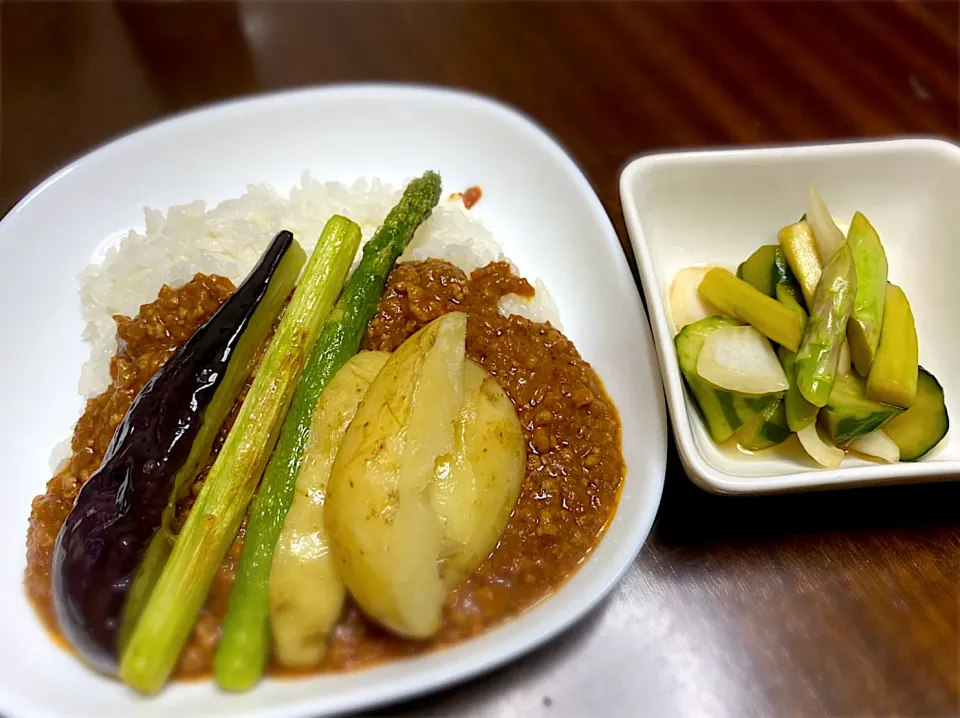 ・ひき肉のトマトカレー　素揚げ野菜のせ・胡瓜と玉ねぎとアスパラの黒酢漬け|まるちゃんさん