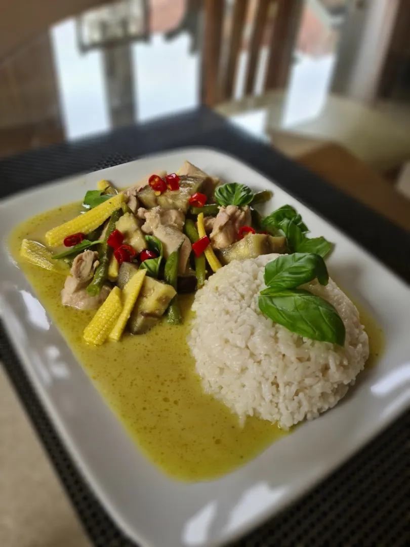 Thai green curry with chicken thighs|FatPhilさん