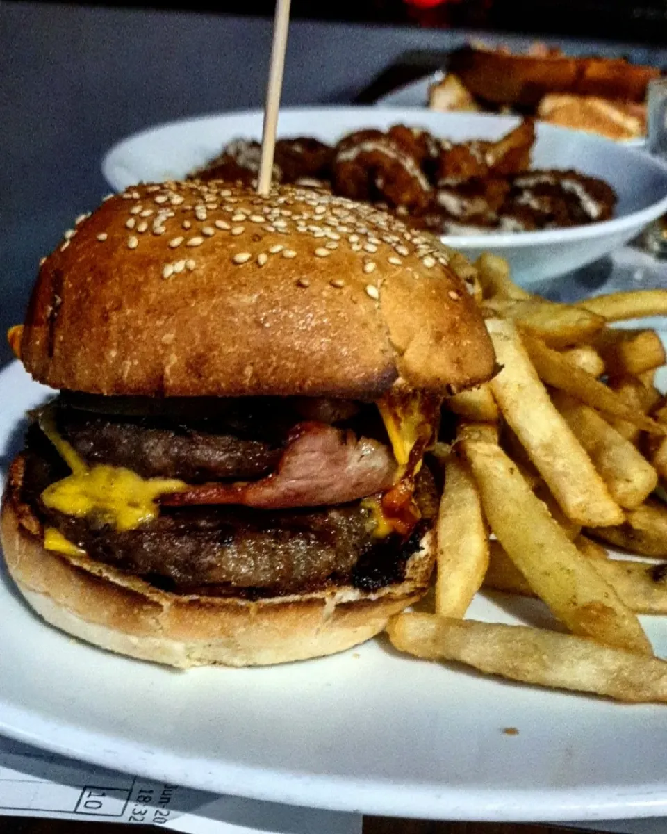 Snapdishの料理写真:Double Cheeseburger|Ryan Kroppさん