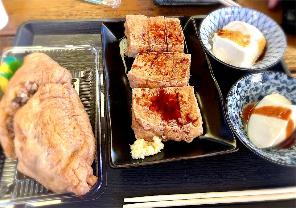 朝から「湧水茶屋」で　鶏めしいなりと熱々揚げ出し豆腐|じゅんさんさん