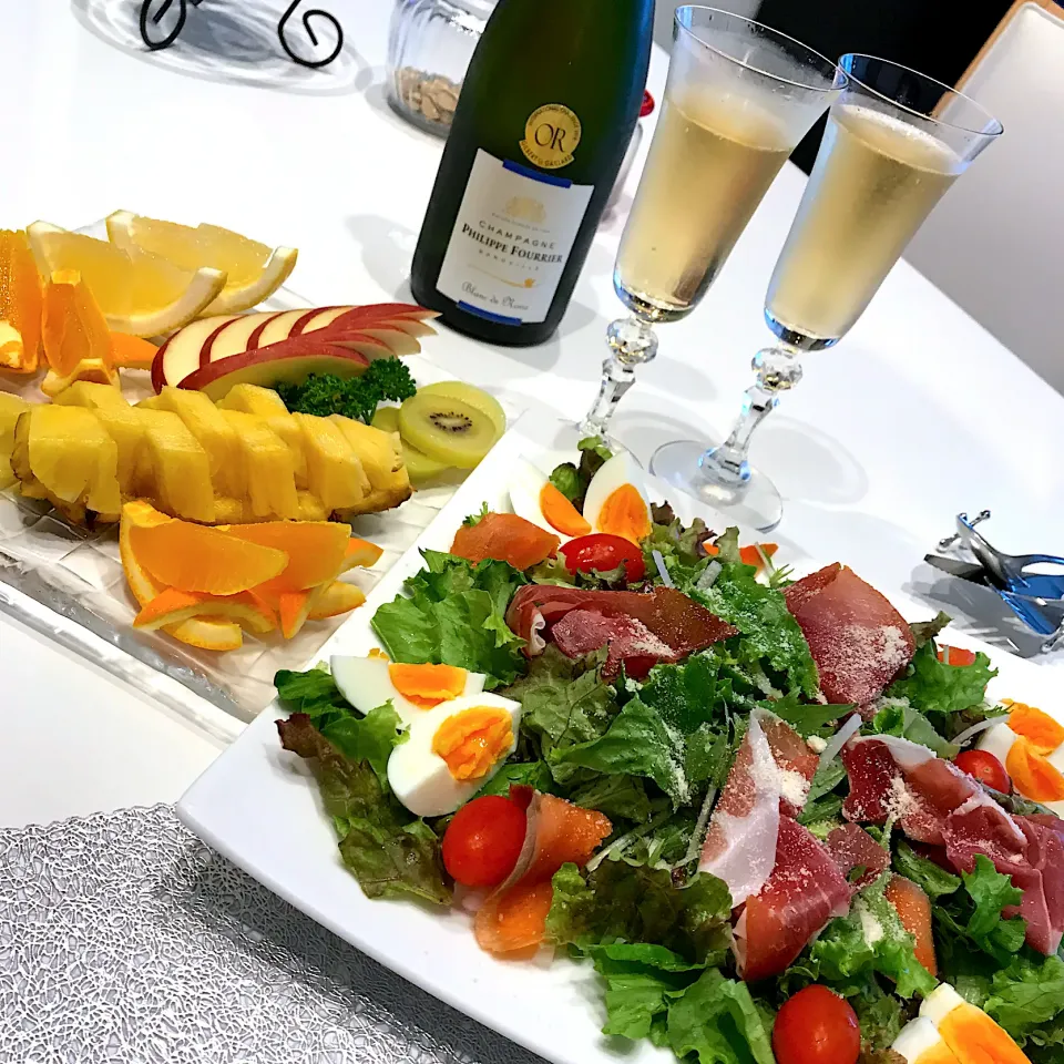 生ハムとスモークサーモンのサラダ🥗＆フル盛り🍎🍊🥝🍍🍋➰🥂泡😋|ナムナムさん