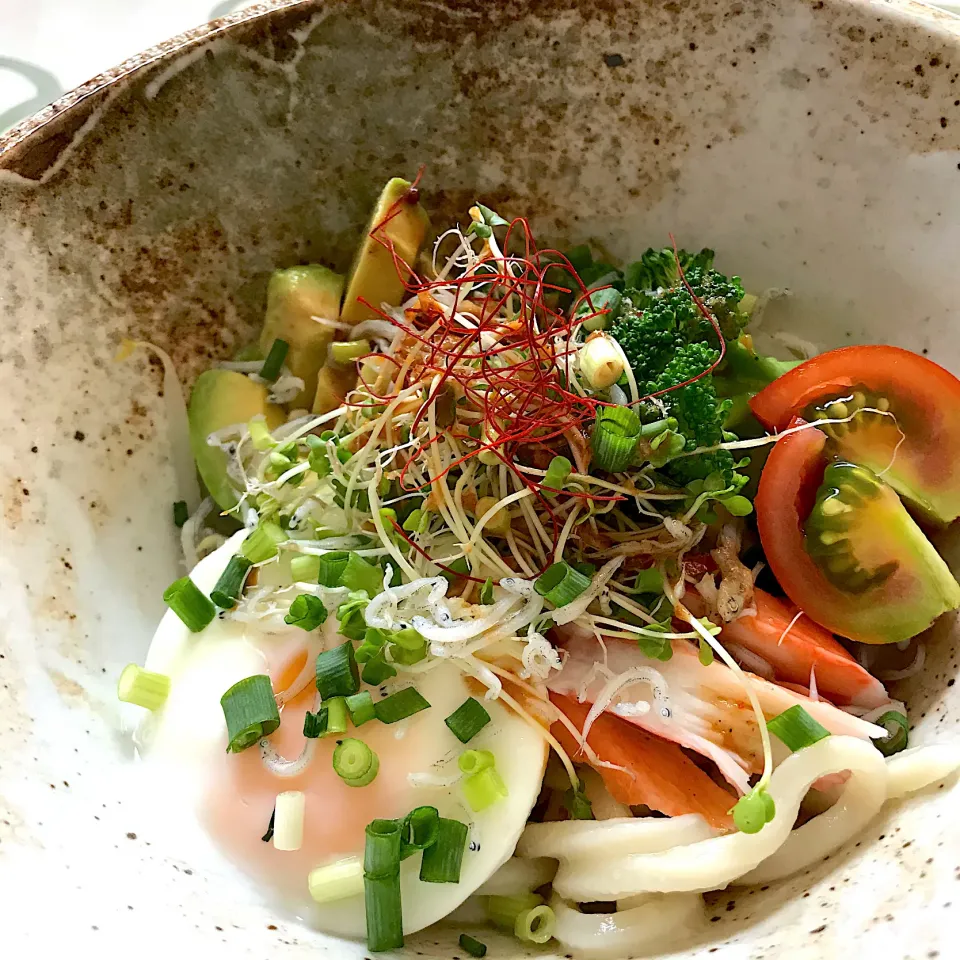 お昼はタンタン味のサラダうどん〜💕|てるみさん