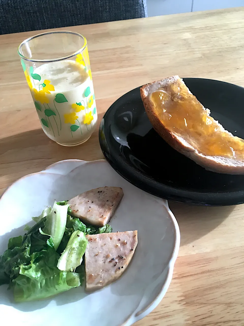 手抜き朝ごはん😸朝焼き食パン🍞に手作り梅ジャム、晩柑で豆乳スムージー、ハムとレタスのマヨペッパー炒め|さくたえさん