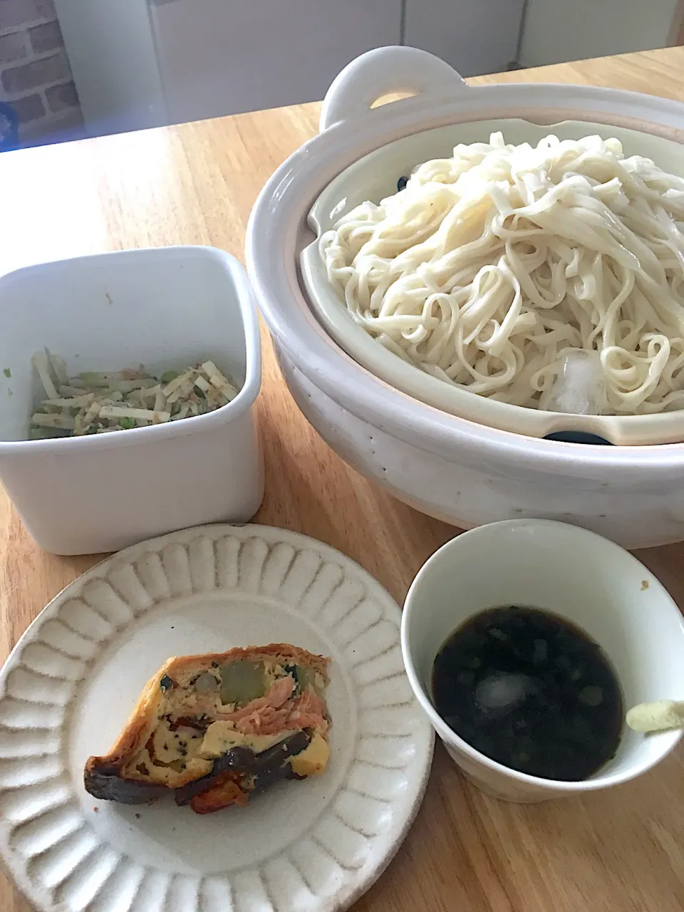 お昼ご飯〜ざるうどん(土鍋の気化熱で冷んやり冷たく)、鮭とズッキーニ、プチトマトのキッシュ、常備菜♡無農薬大根の葉と皮の塩きんぴら´◡`|さくたえさん